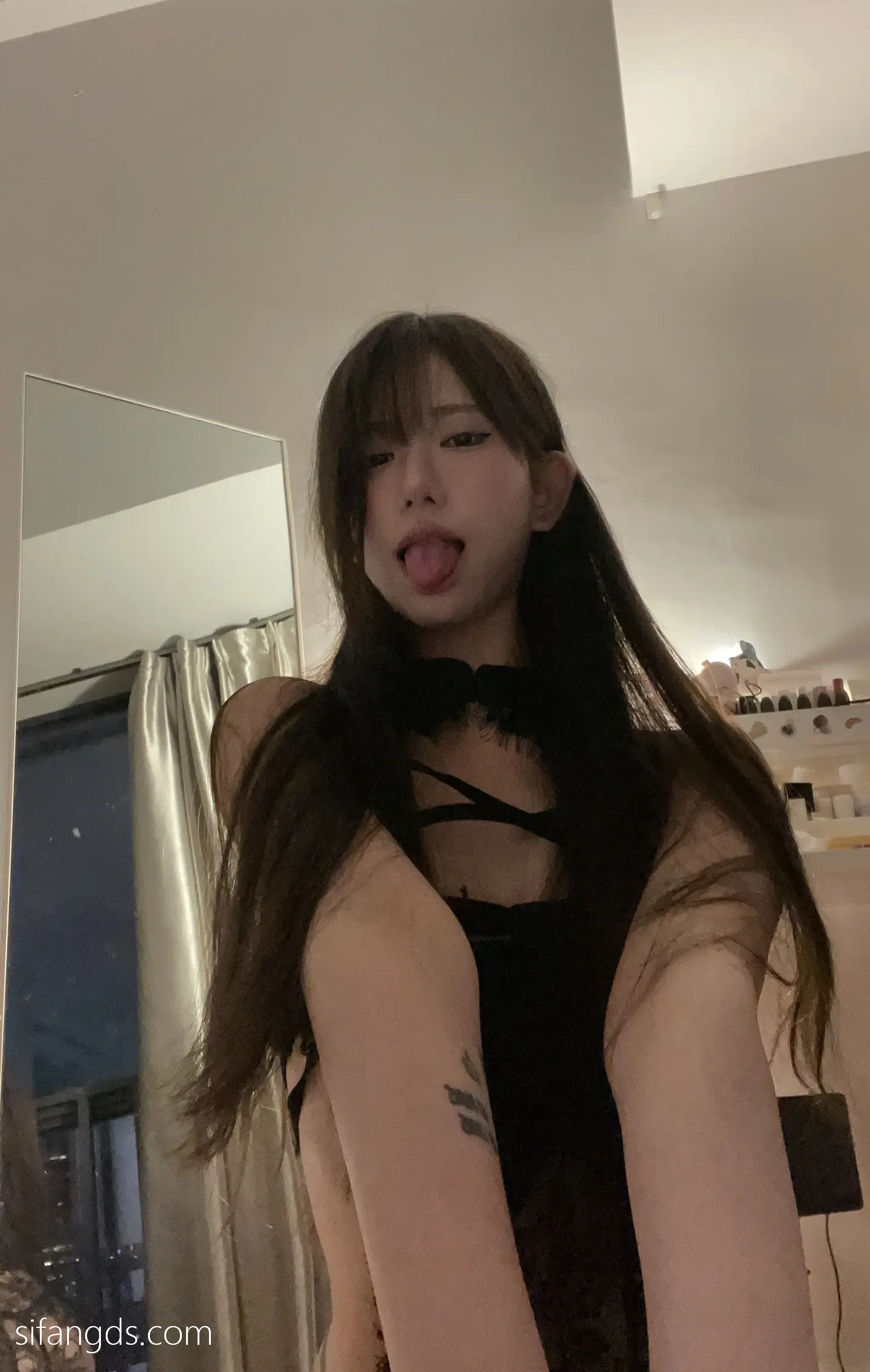 抖音反差女神『宥子oct9』最新定制道具自慰，风骚气质高挑身材男人看了就想侵犯穷人女神富人玩物精盆