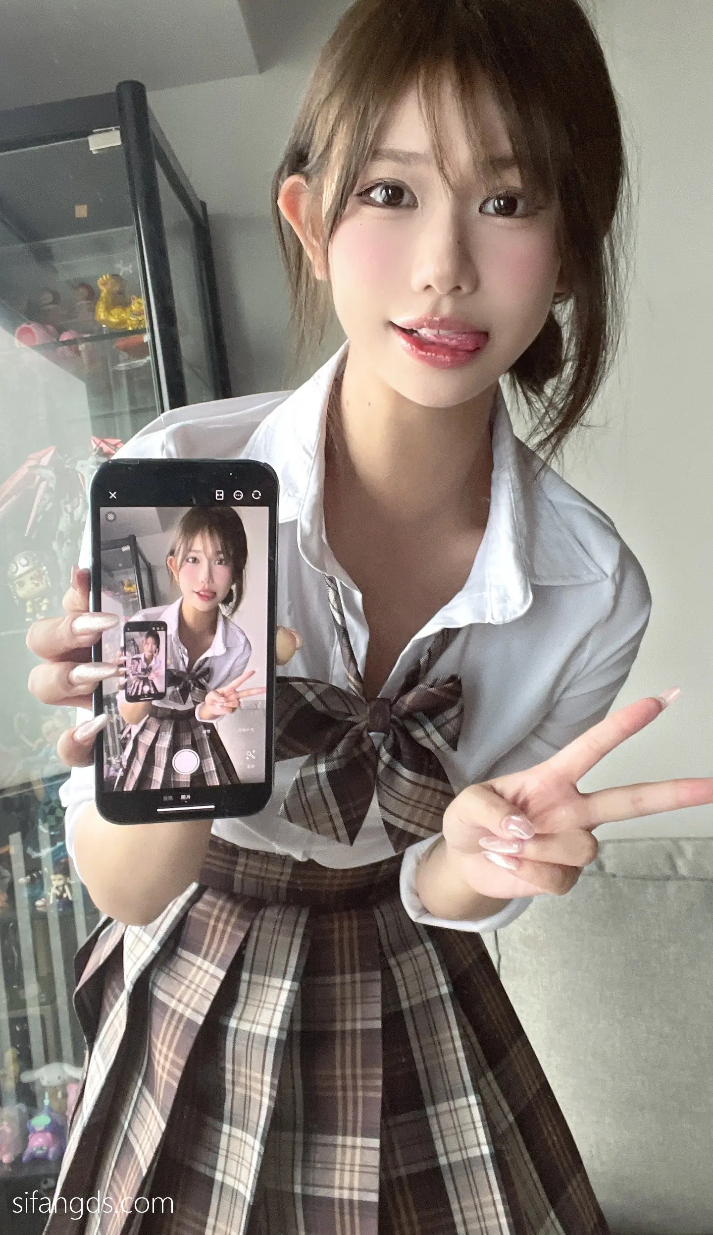 抖音反差女神『宥子oct9』最新定制道具自慰，风骚气质高挑身材男人看了就想侵犯穷人女神富人玩物精盆