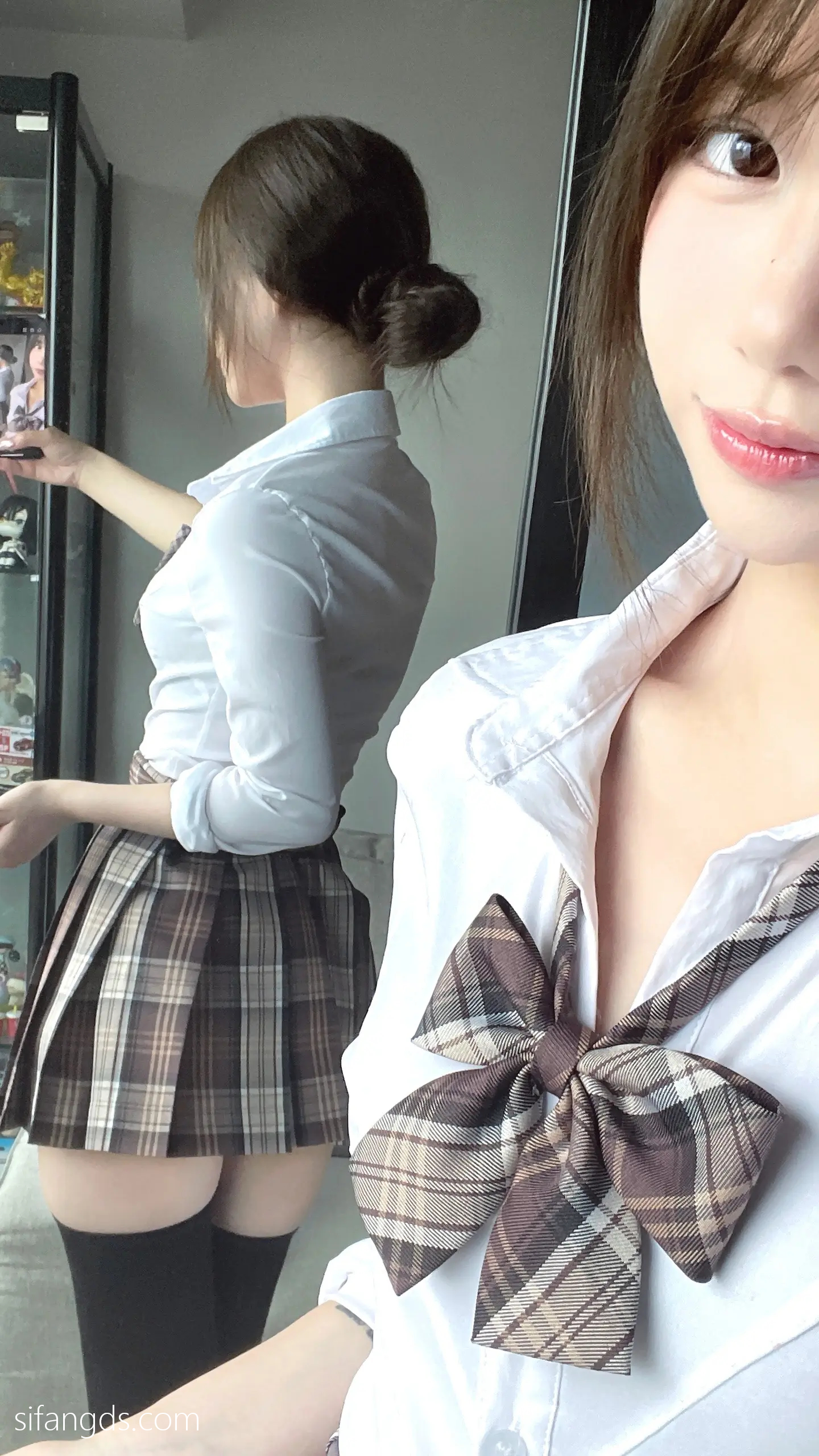 抖音反差女神『宥子oct9』最新定制道具自慰，风骚气质高挑身材男人看了就想侵犯穷人女神富人玩物精盆