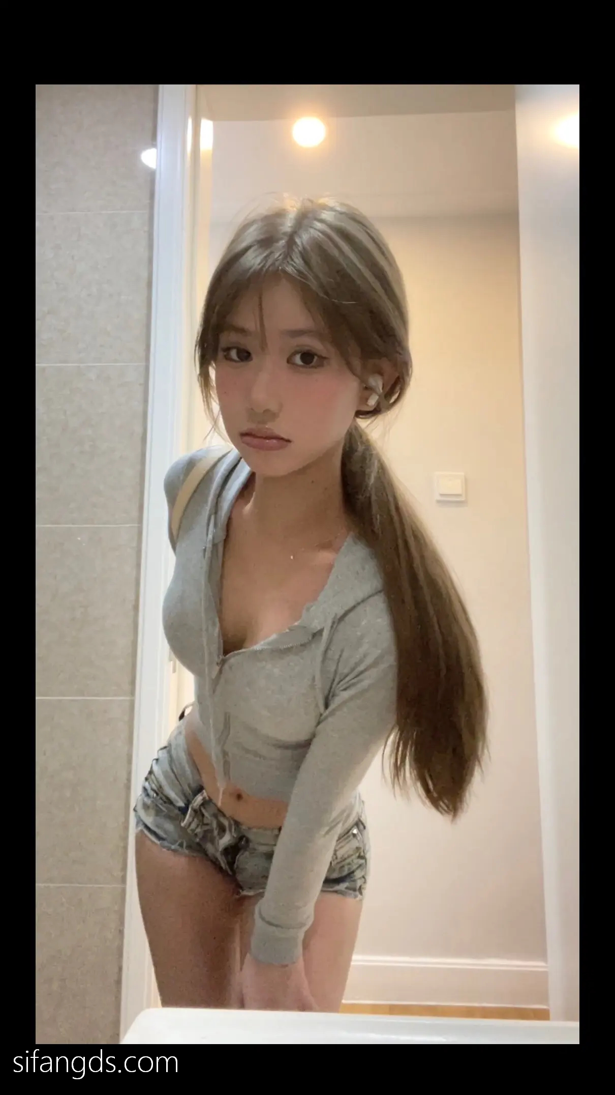 抖音反差女神『宥子oct9』最新定制道具自慰，风骚气质高挑身材男人看了就想侵犯穷人女神富人玩物精盆