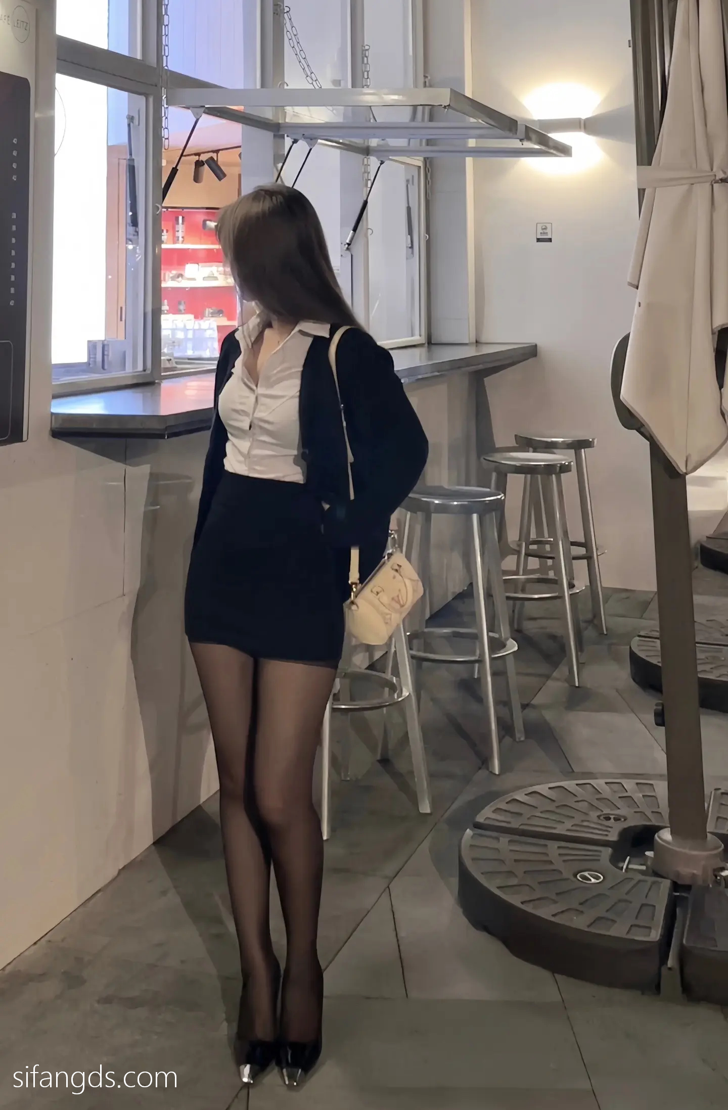 抖音反差女神『宥子oct9』最新定制道具自慰，风骚气质高挑身材男人看了就想侵犯穷人女神富人玩物精盆