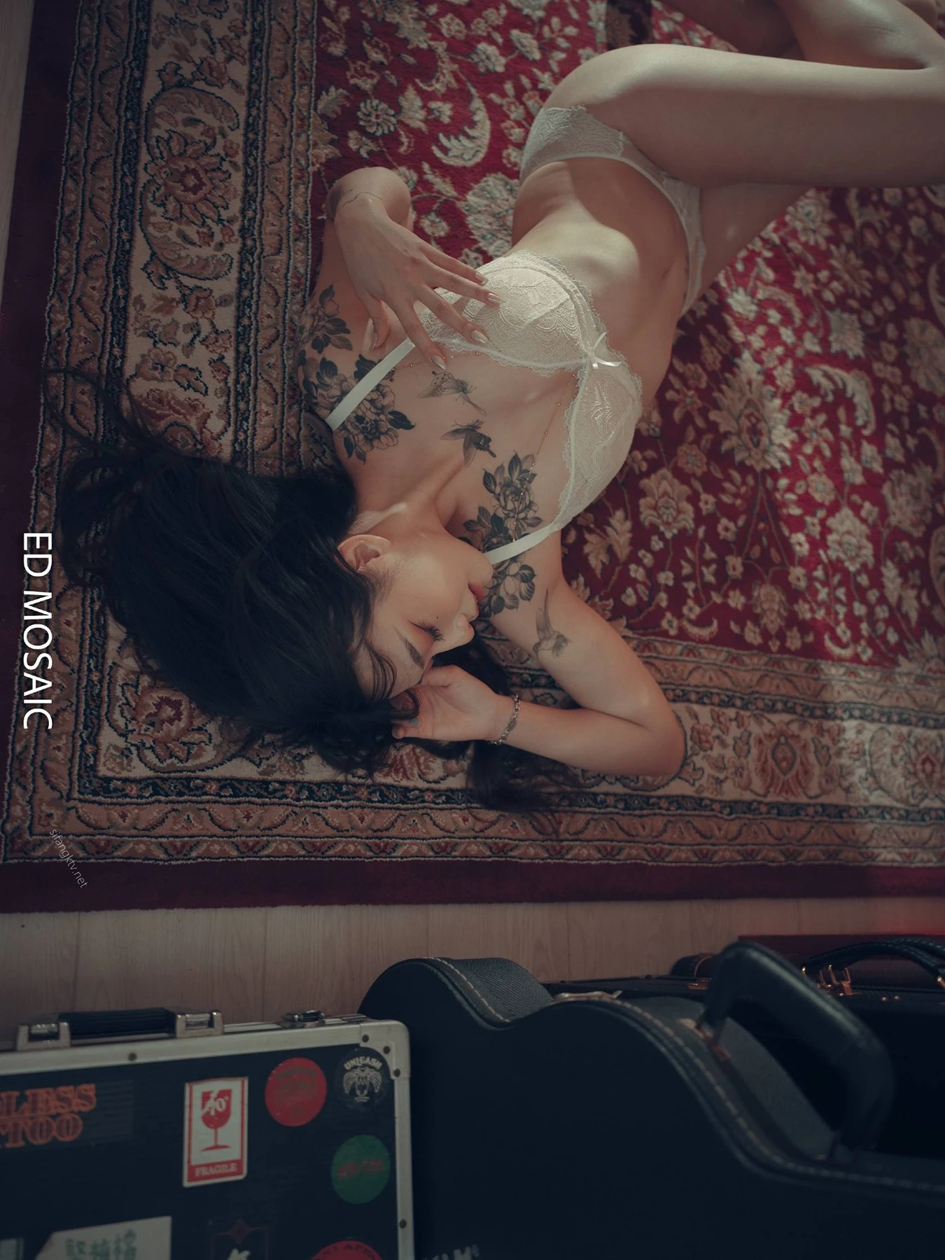 ED Mosaic 原本長腿Kiki拍三人平面寫真結果還是出意外了 Set.01