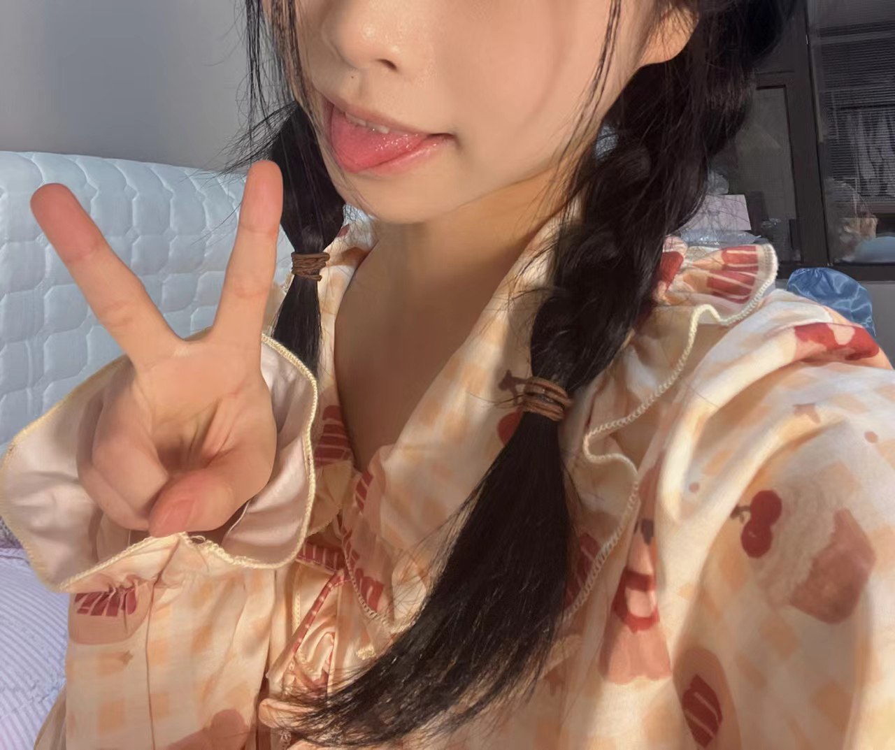 可爱清纯萝莉嫩妹子大尺度私拍收费套图视频