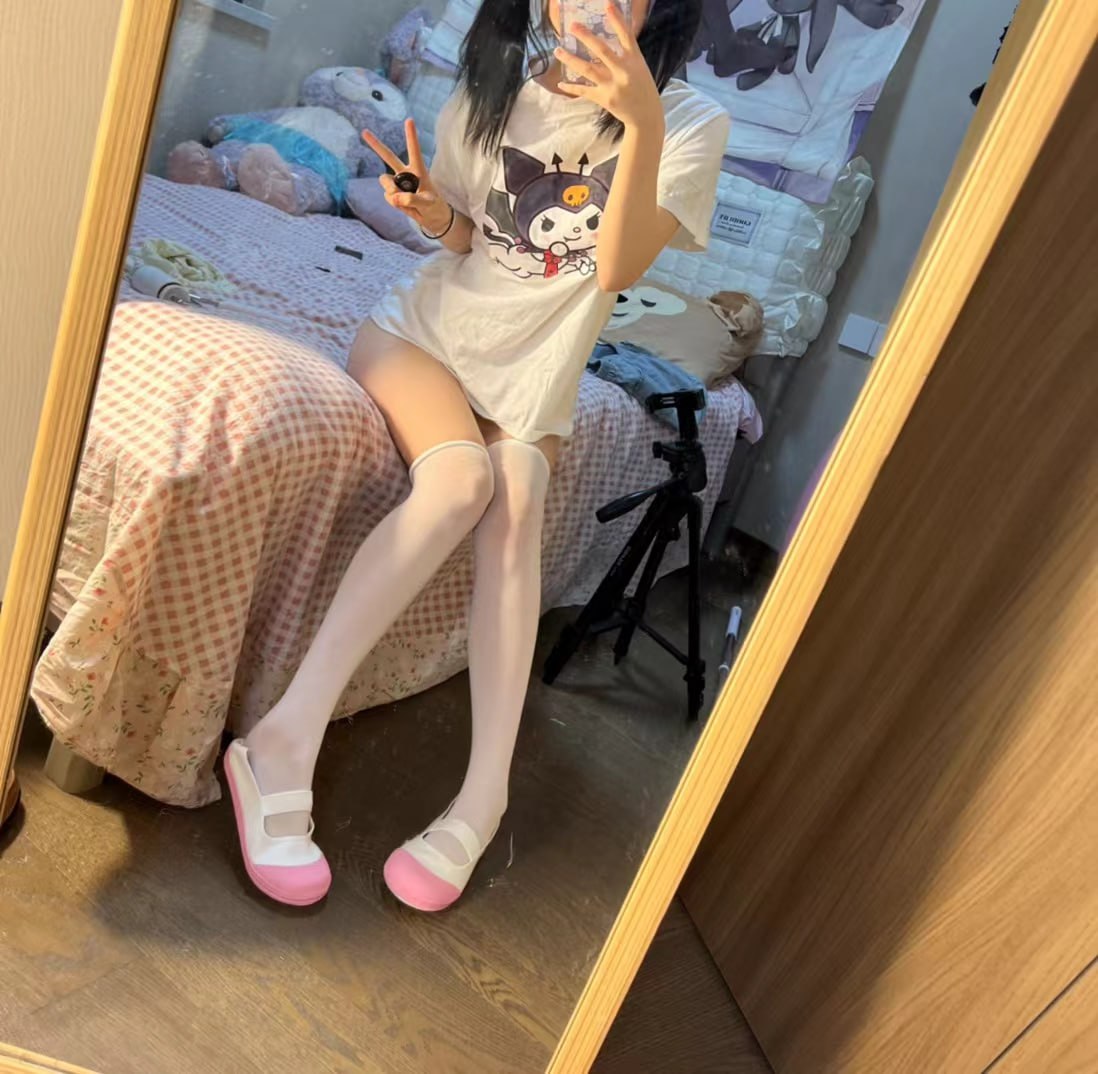 可爱清纯萝莉嫩妹子大尺度私拍收费套图视频