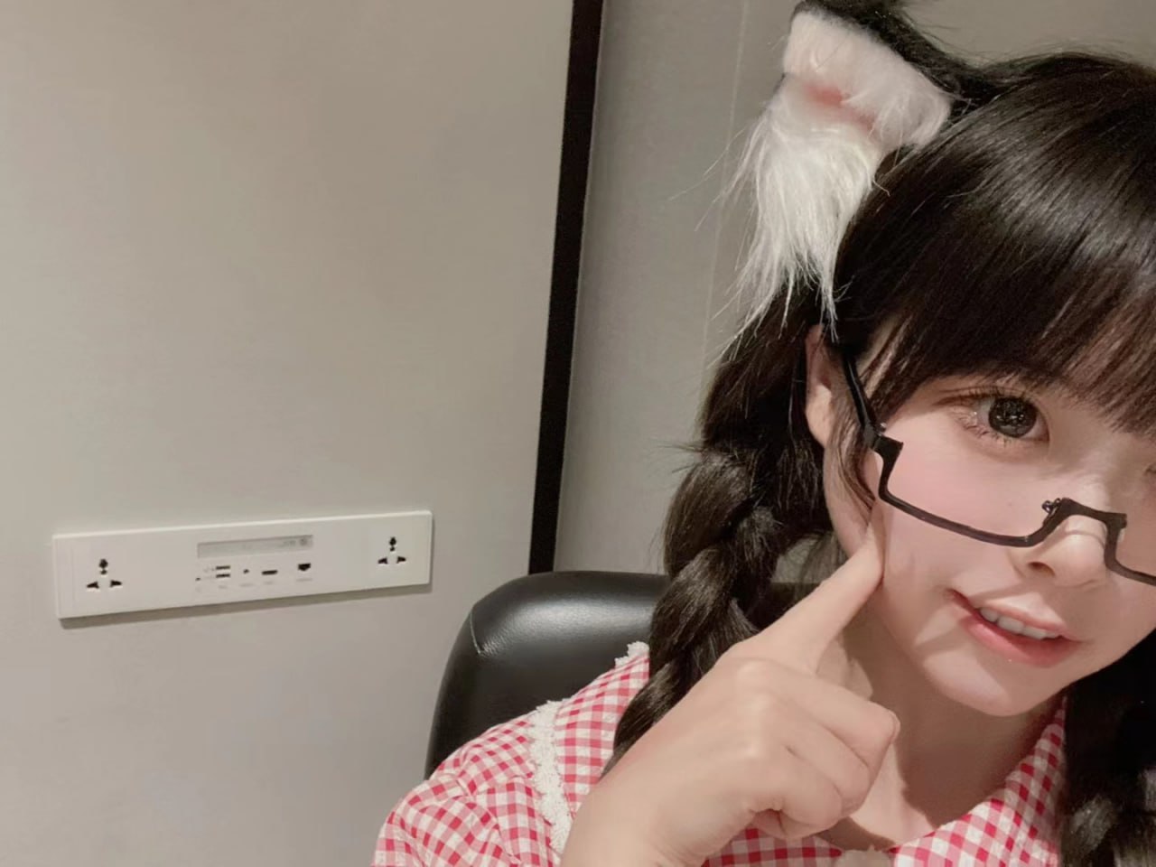 可爱清纯萝莉嫩妹子大尺度私拍收费套图视频