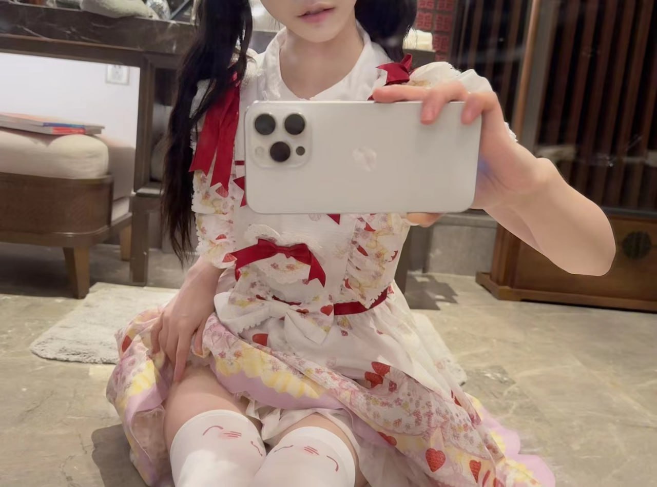 可爱清纯萝莉嫩妹子大尺度私拍收费套图视频