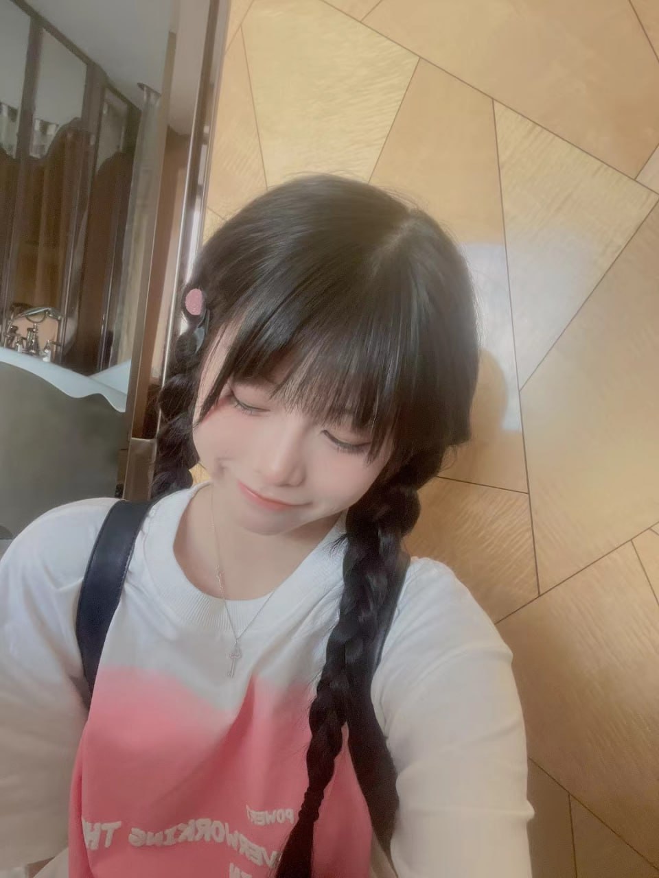 可爱清纯萝莉嫩妹子大尺度私拍收费套图视频