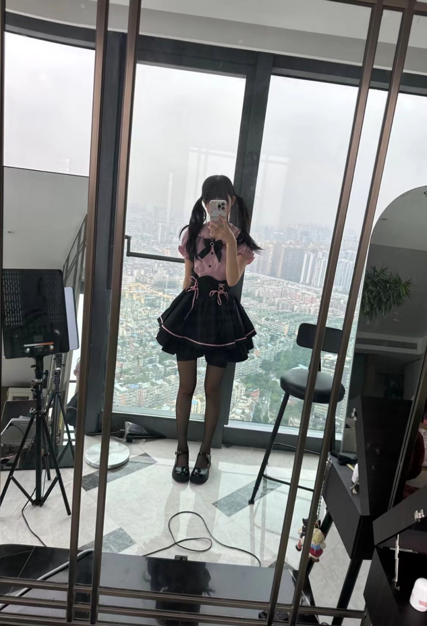 可爱清纯萝莉嫩妹子大尺度私拍收费套图视频