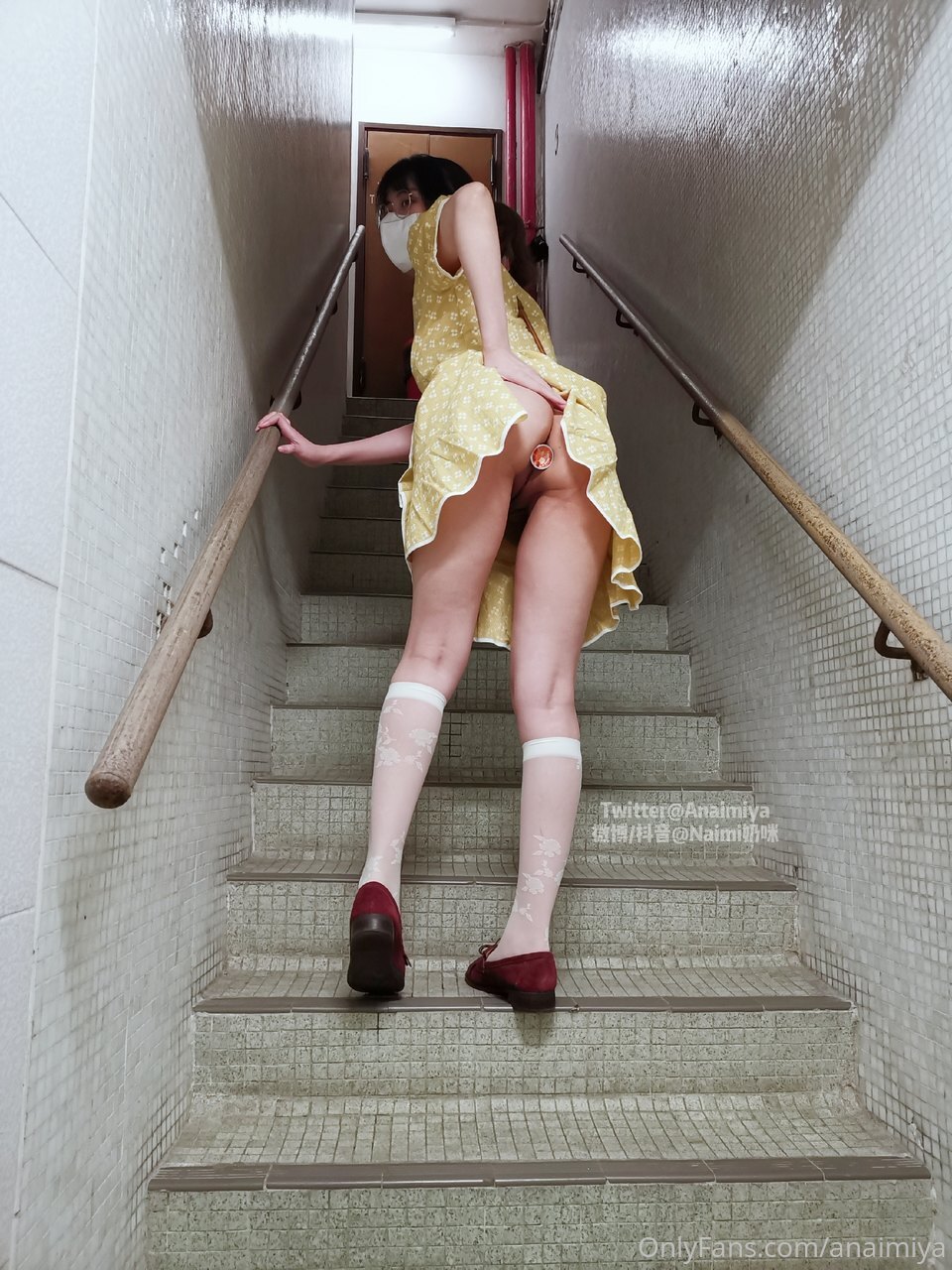 抖音快手全网同名，极品网红福利姬【奶咪】OF订阅收费2部- 楼道露出