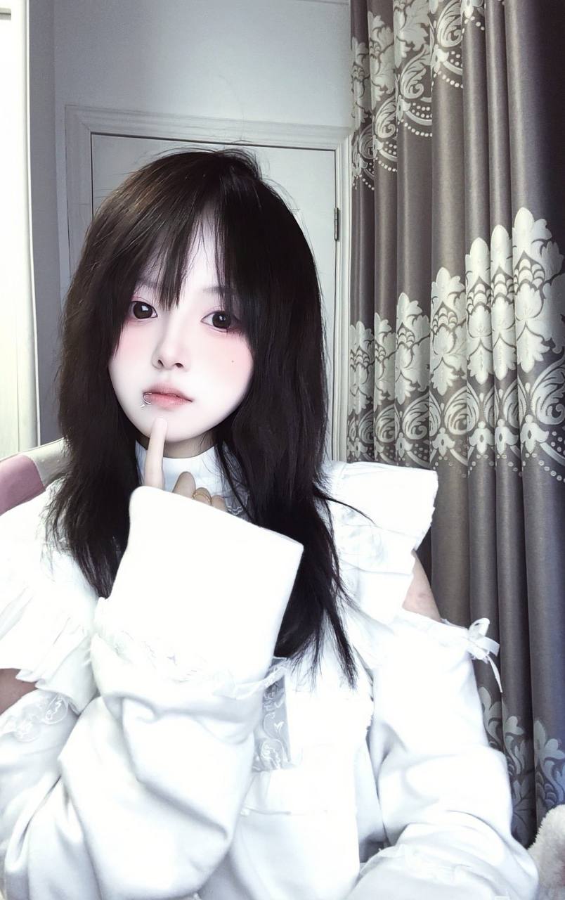 推特极品颜值身材的学生妹自拍，这奶子真不小，颜值高身材极品，简直人间极品