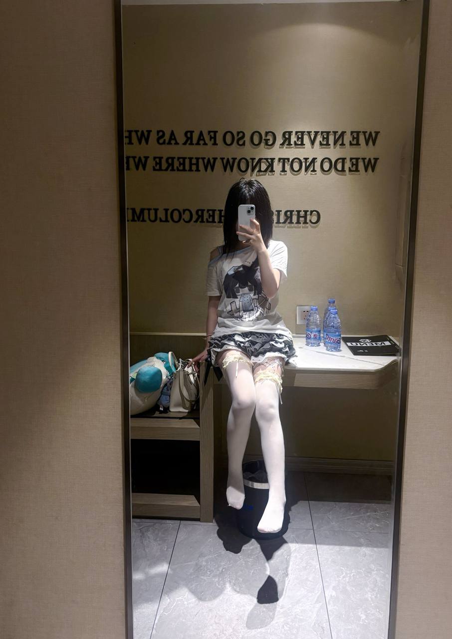 推特极品颜值身材的学生妹自拍，这奶子真不小，颜值高身材极品，简直人间极品