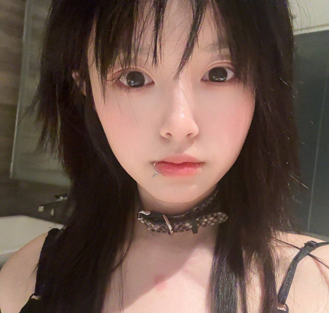 推特极品颜值身材的学生妹自拍，这奶子真不小，颜值高身材极品，简直人间极品