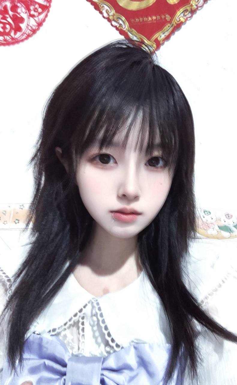 推特极品颜值身材的学生妹自拍，这奶子真不小，颜值高身材极品，简直人间极品