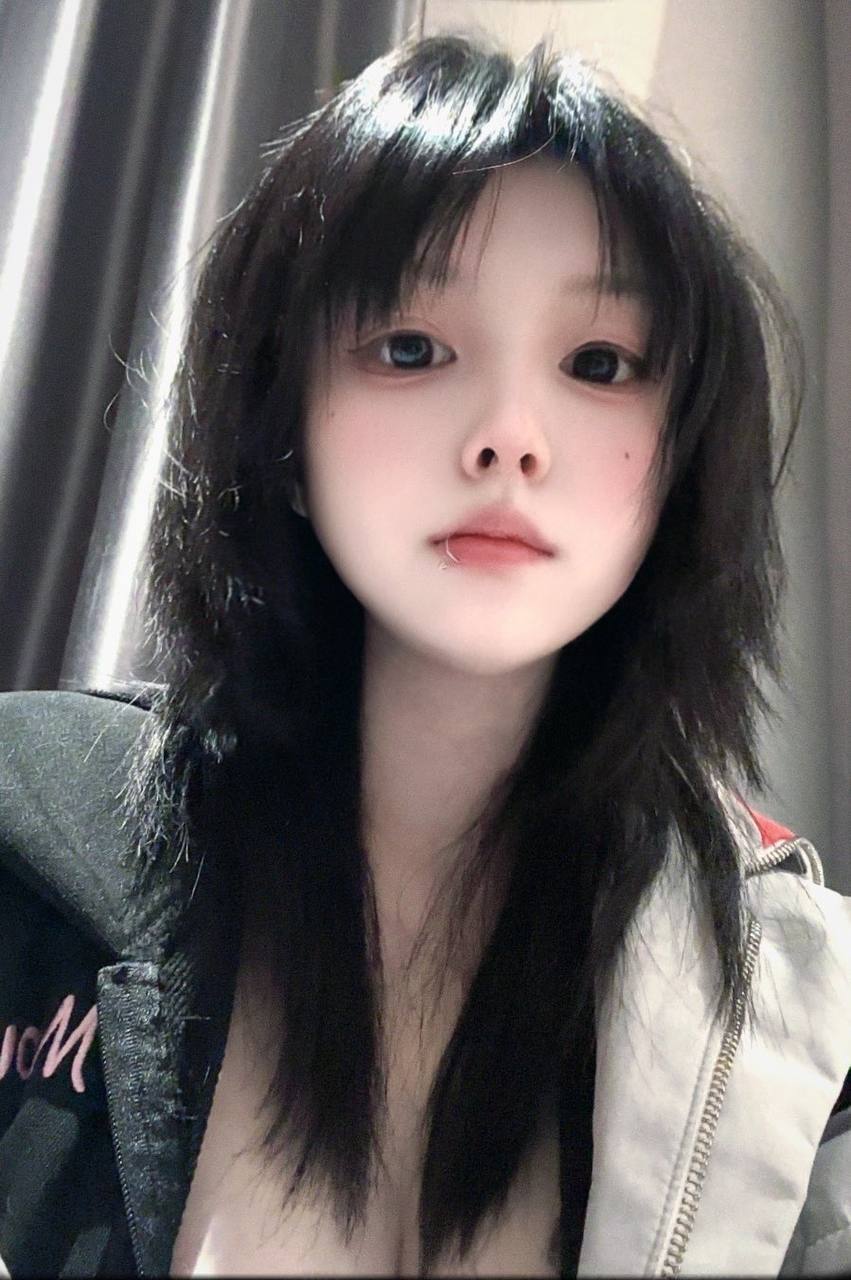 推特极品颜值身材的学生妹自拍，这奶子真不小，颜值高身材极品，简直人间极品