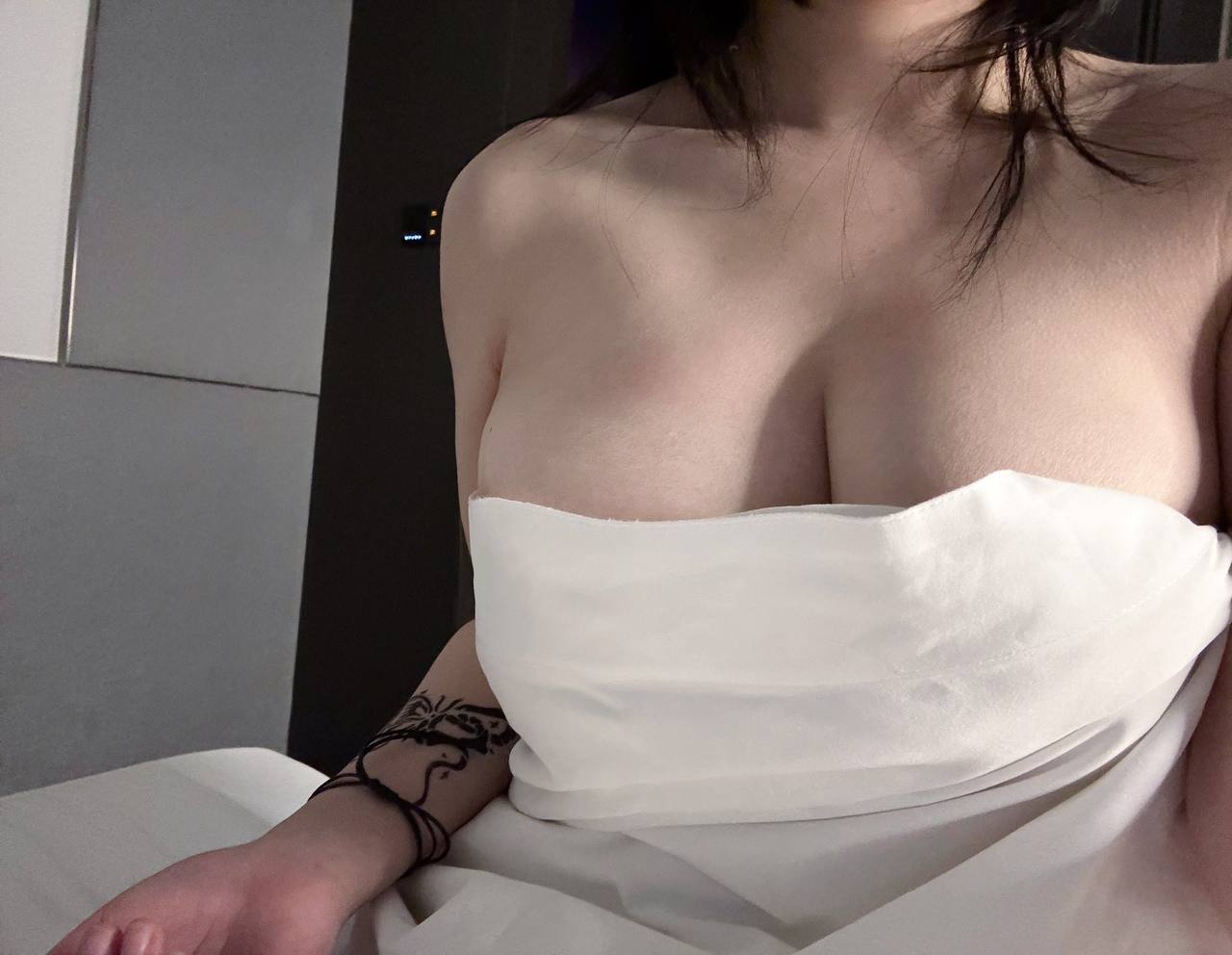 推特极品颜值身材的学生妹自拍，这奶子真不小，颜值高身材极品，简直人间极品