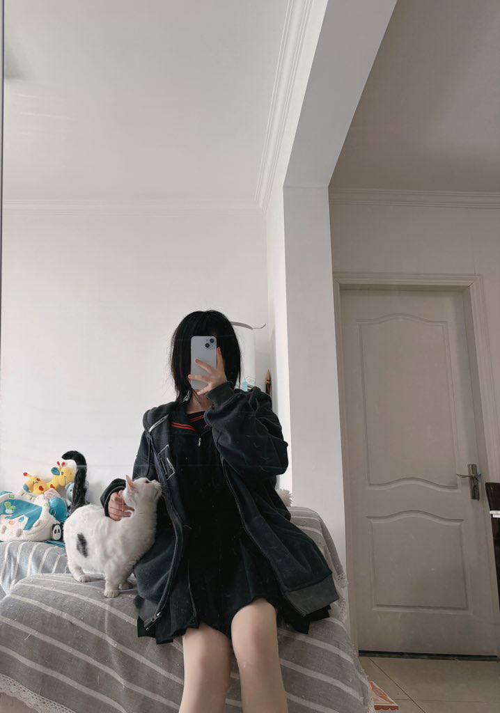 推特极品颜值身材的学生妹自拍，这奶子真不小，颜值高身材极品，简直人间极品