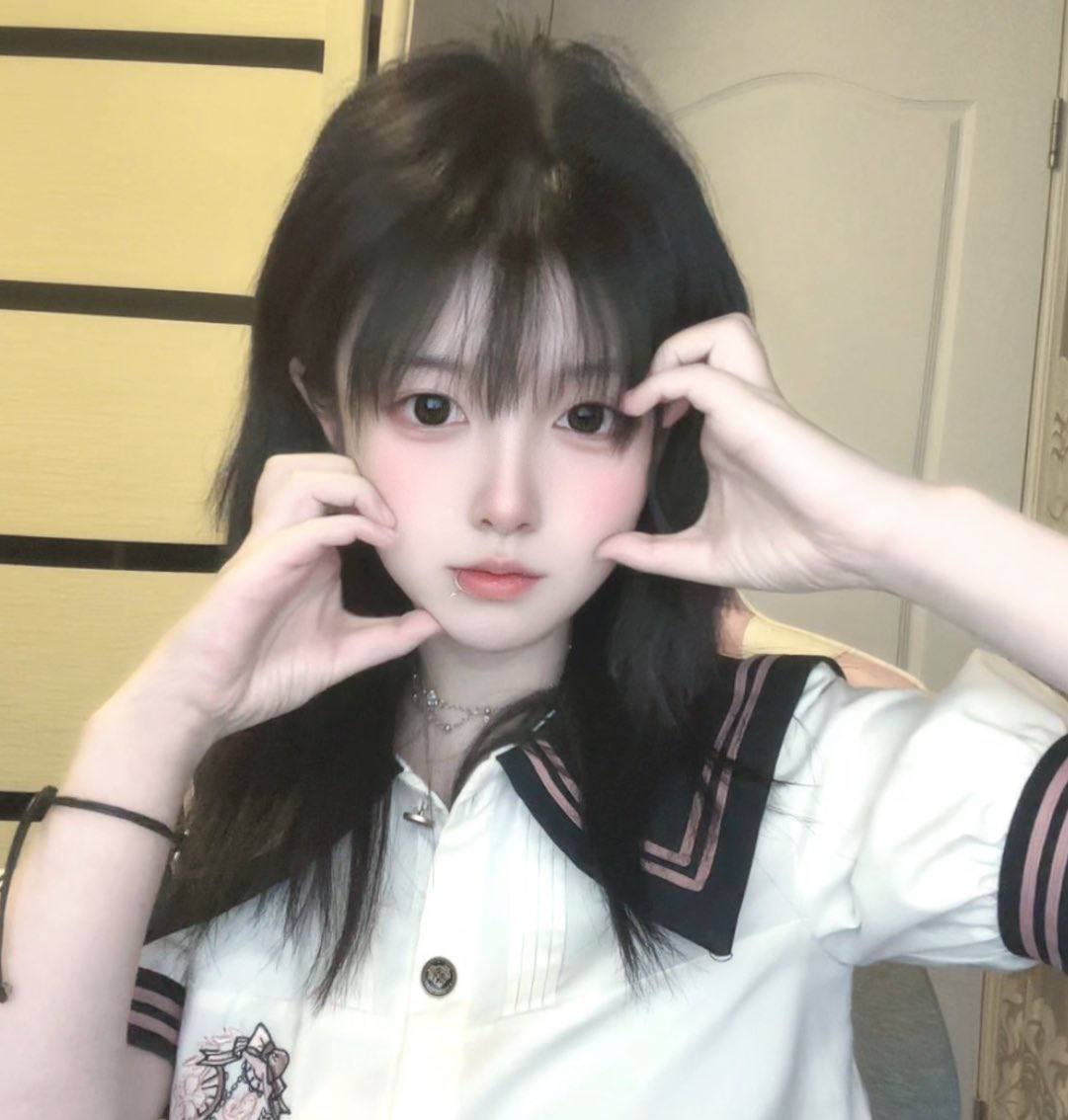 推特极品颜值身材的学生妹自拍，这奶子真不小，颜值高身材极品，简直人间极品