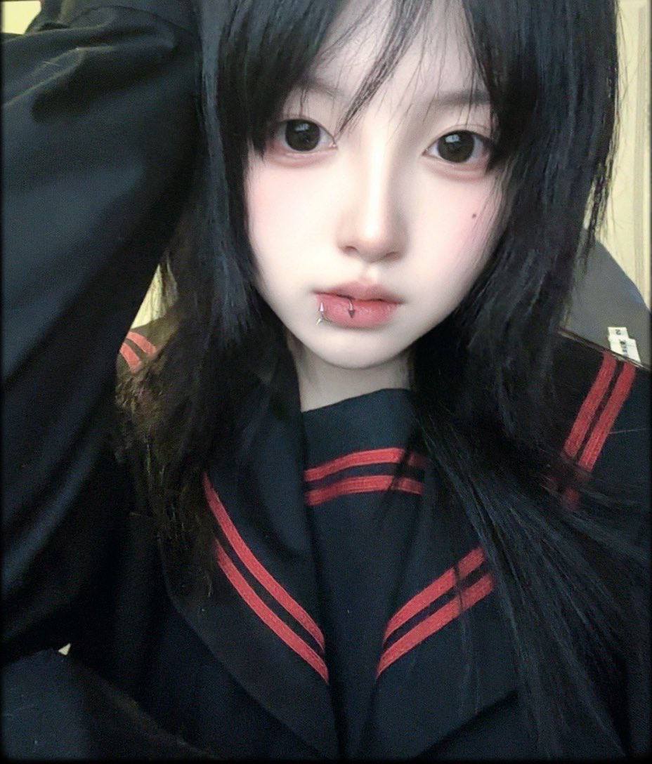 推特极品颜值身材的学生妹自拍，这奶子真不小，颜值高身材极品，简直人间极品