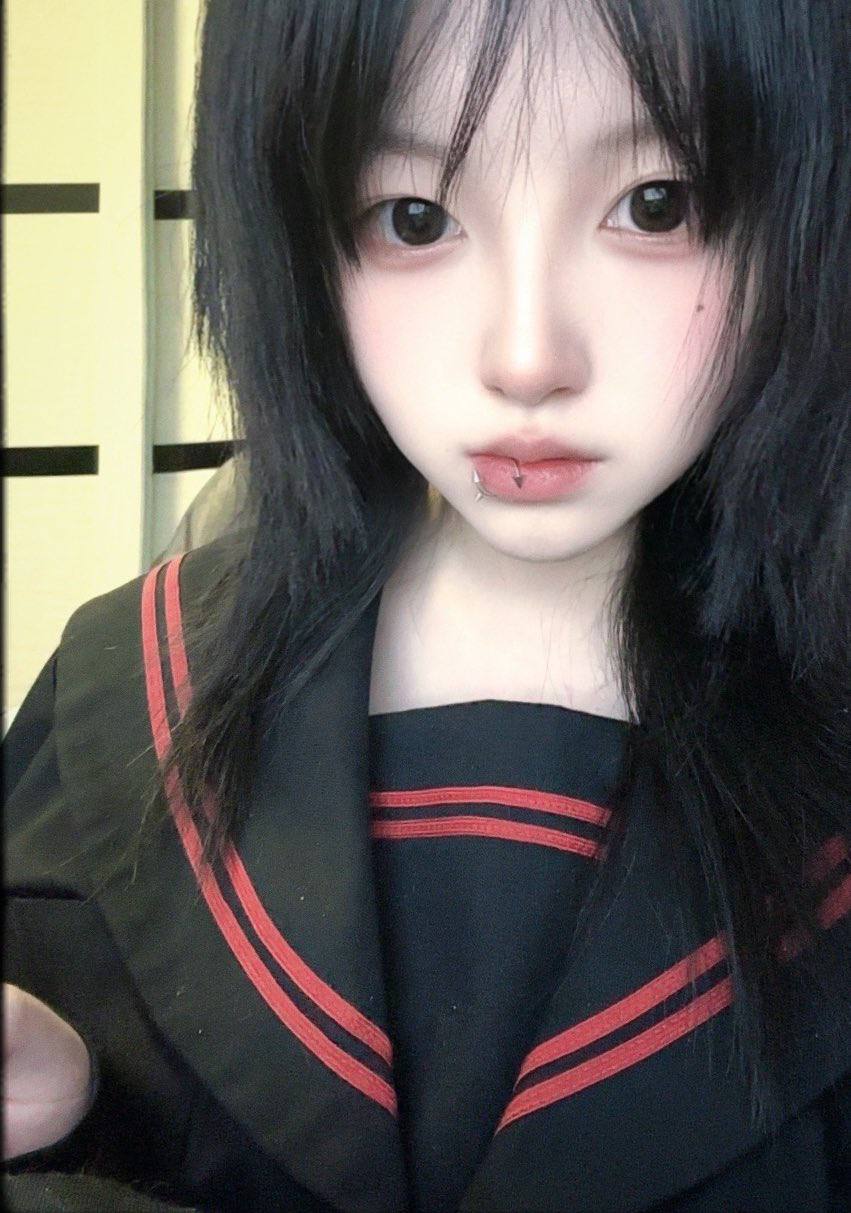 推特极品颜值身材的学生妹自拍，这奶子真不小，颜值高身材极品，简直人间极品