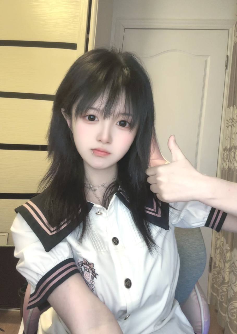 推特极品颜值身材的学生妹自拍，这奶子真不小，颜值高身材极品，简直人间极品