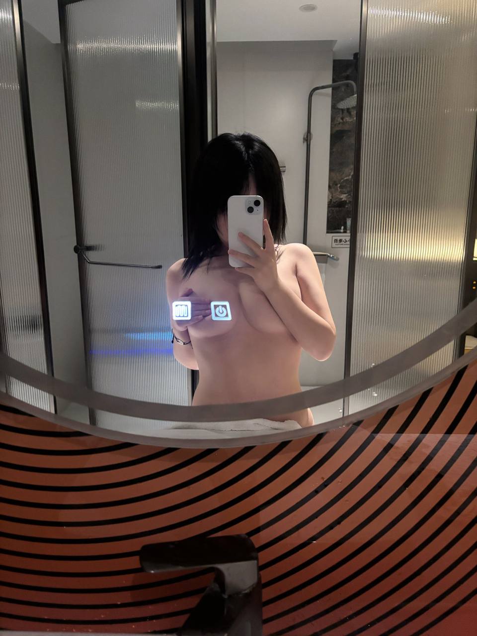 推特极品颜值身材的学生妹自拍，这奶子真不小，颜值高身材极品，简直人间极品