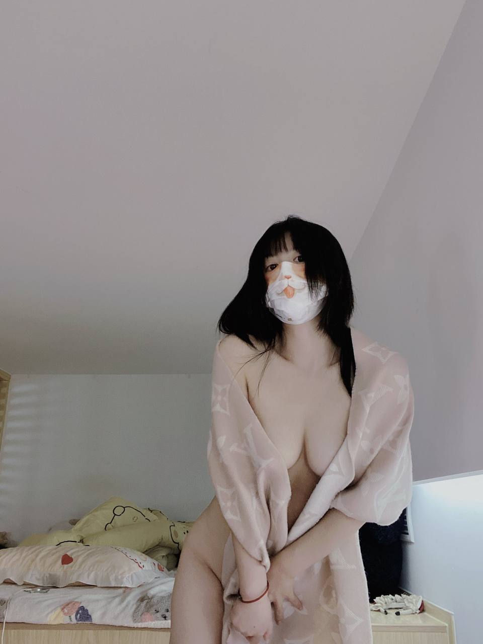 推特极品颜值身材的学生妹自拍，这奶子真不小，颜值高身材极品，简直人间极品