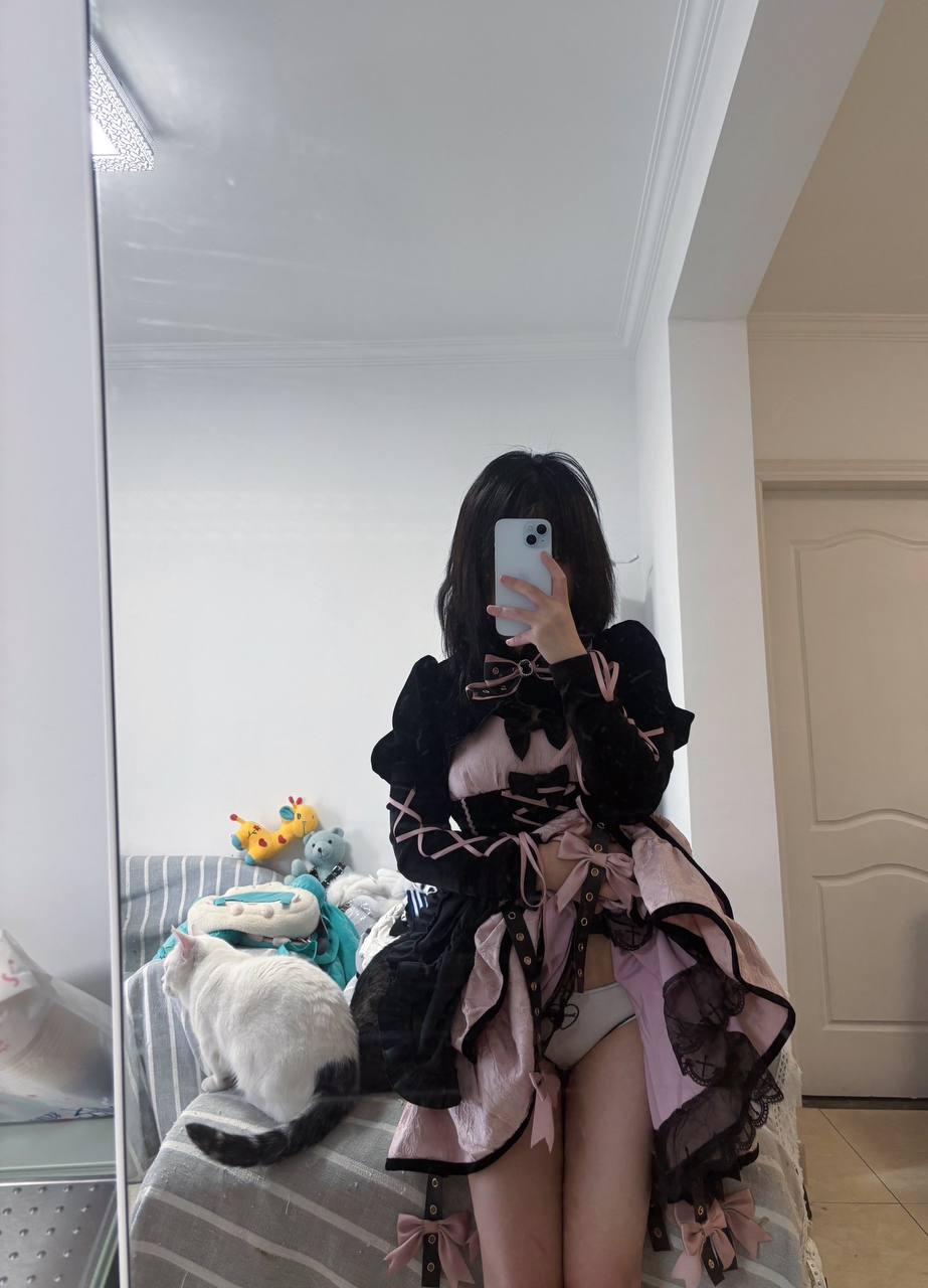 推特极品颜值身材的学生妹自拍，这奶子真不小，颜值高身材极品，简直人间极品