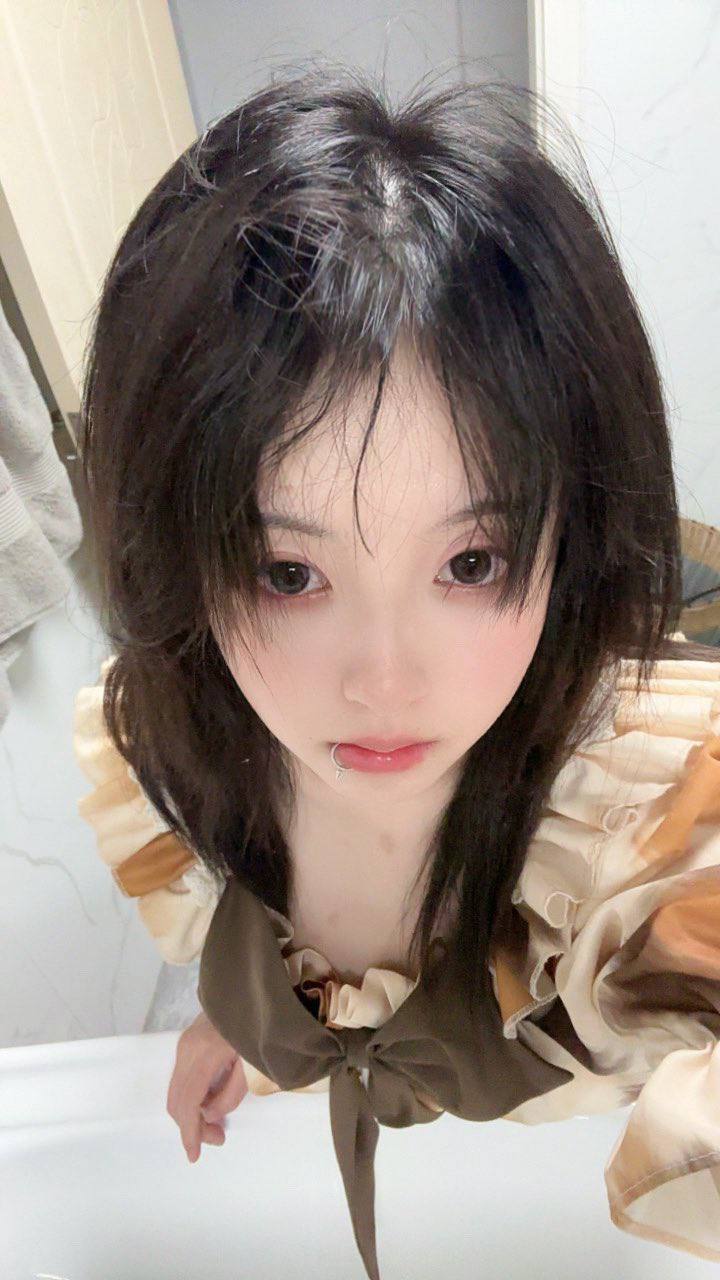 推特极品颜值身材的学生妹自拍，这奶子真不小，颜值高身材极品，简直人间极品