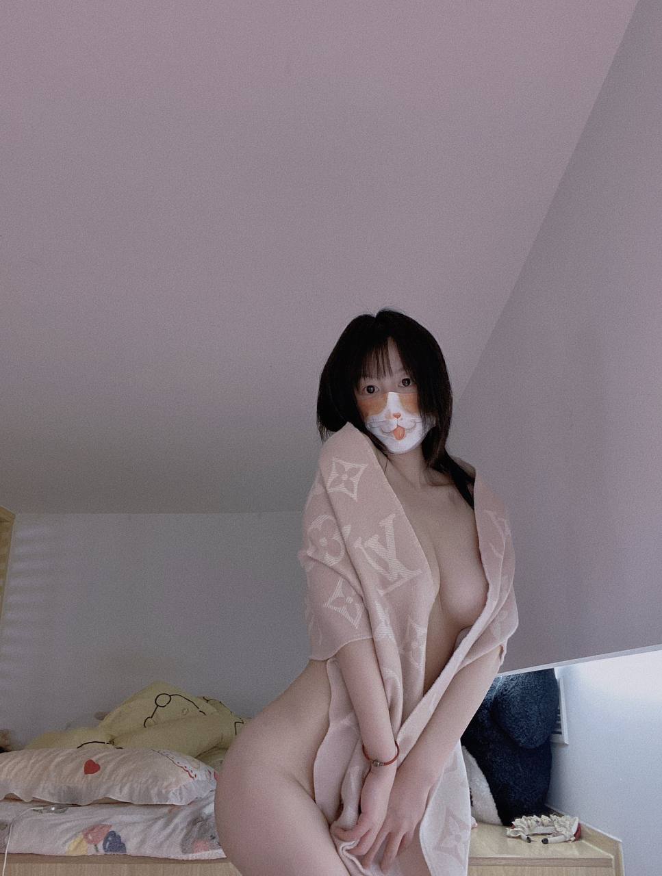 推特极品颜值身材的学生妹自拍，这奶子真不小，颜值高身材极品，简直人间极品