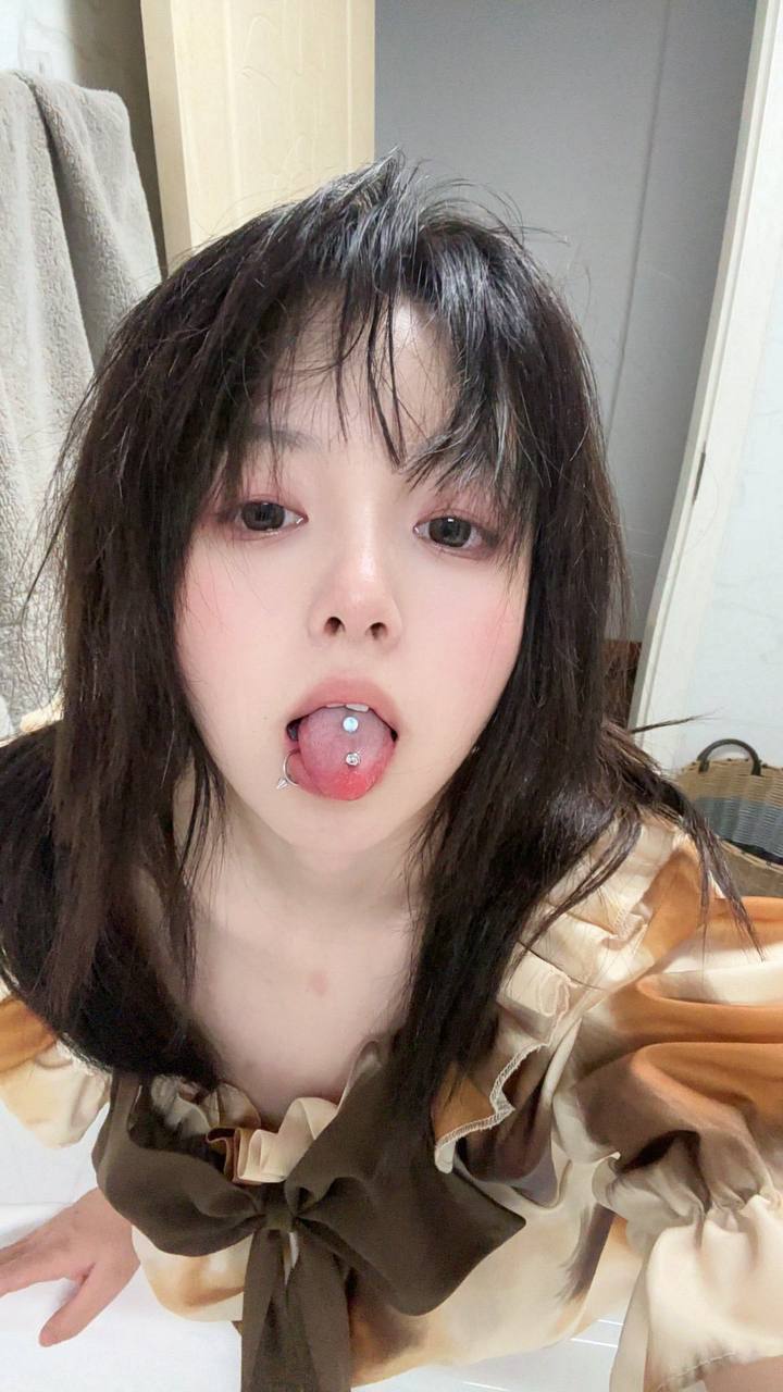 推特极品颜值身材的学生妹自拍，这奶子真不小，颜值高身材极品，简直人间极品