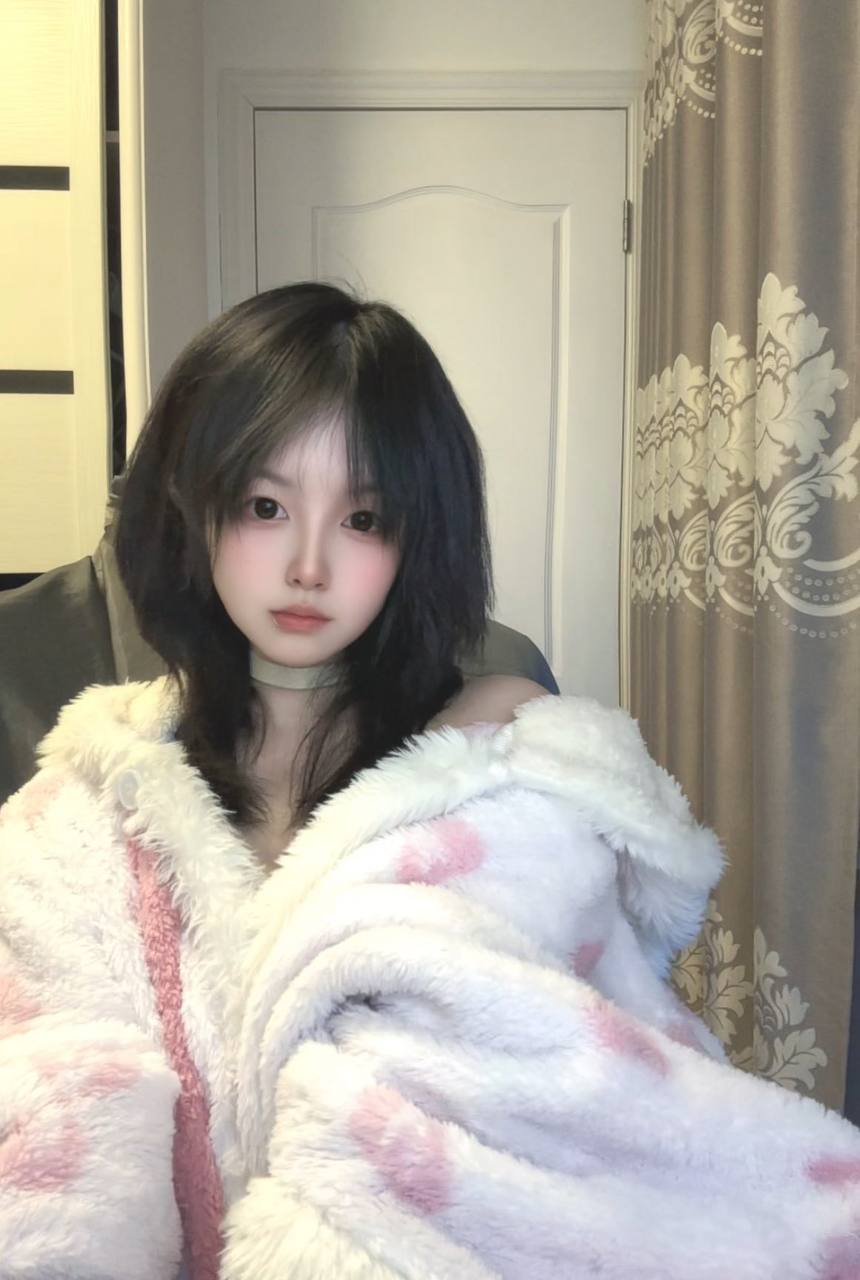 推特极品颜值身材的学生妹自拍，这奶子真不小，颜值高身材极品，简直人间极品