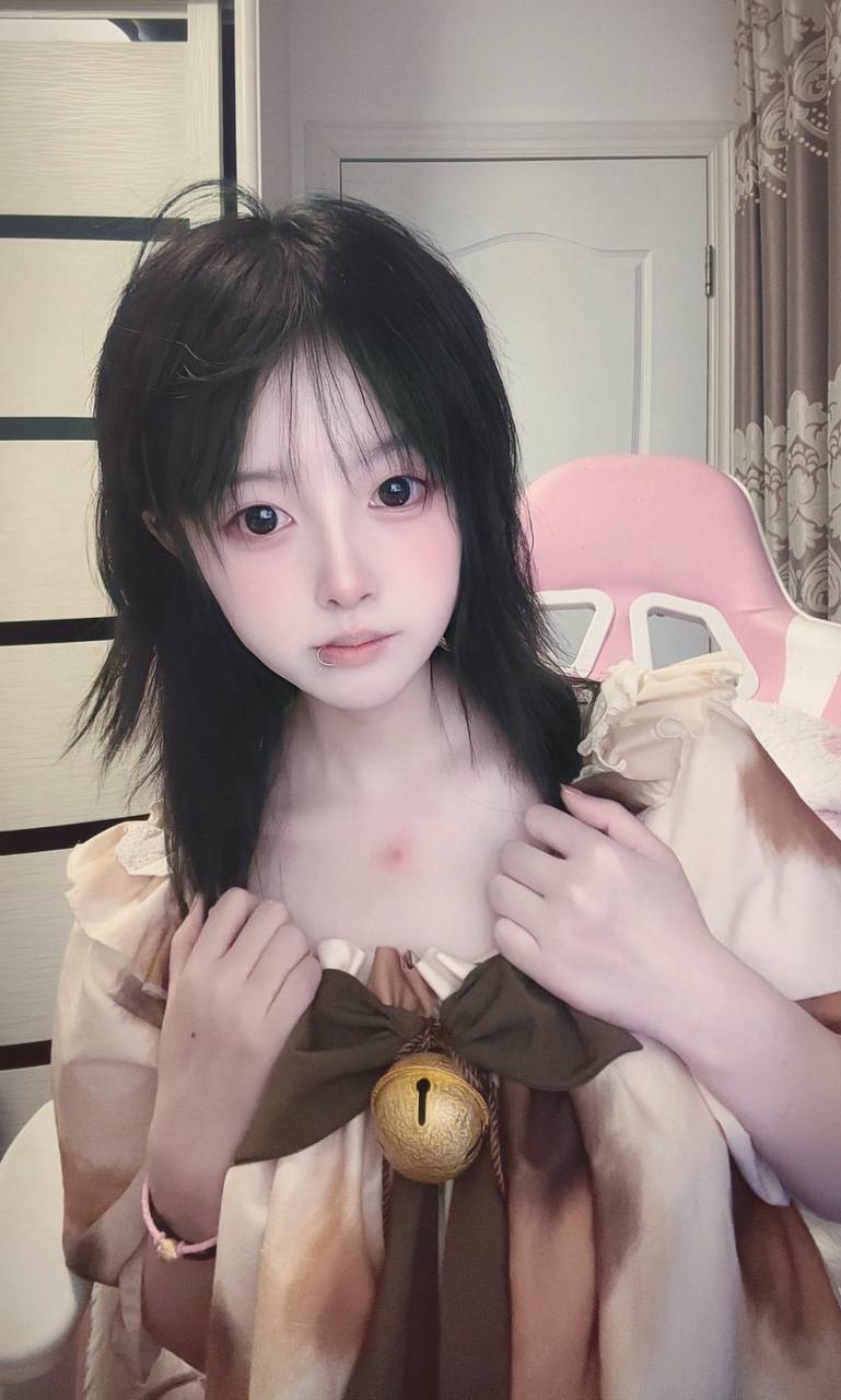 推特极品颜值身材的学生妹自拍，这奶子真不小，颜值高身材极品，简直人间极品