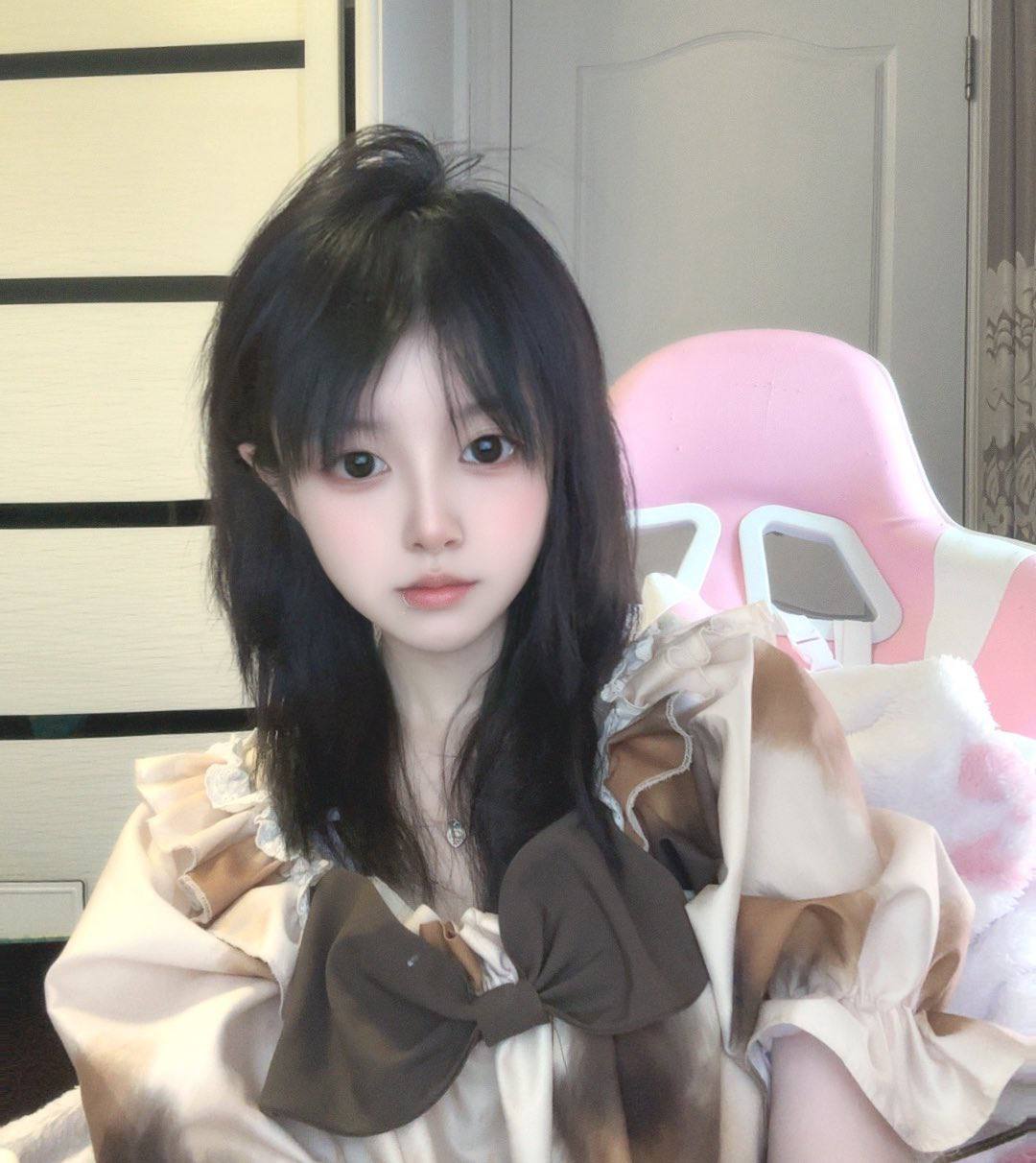 推特极品颜值身材的学生妹自拍，这奶子真不小，颜值高身材极品，简直人间极品