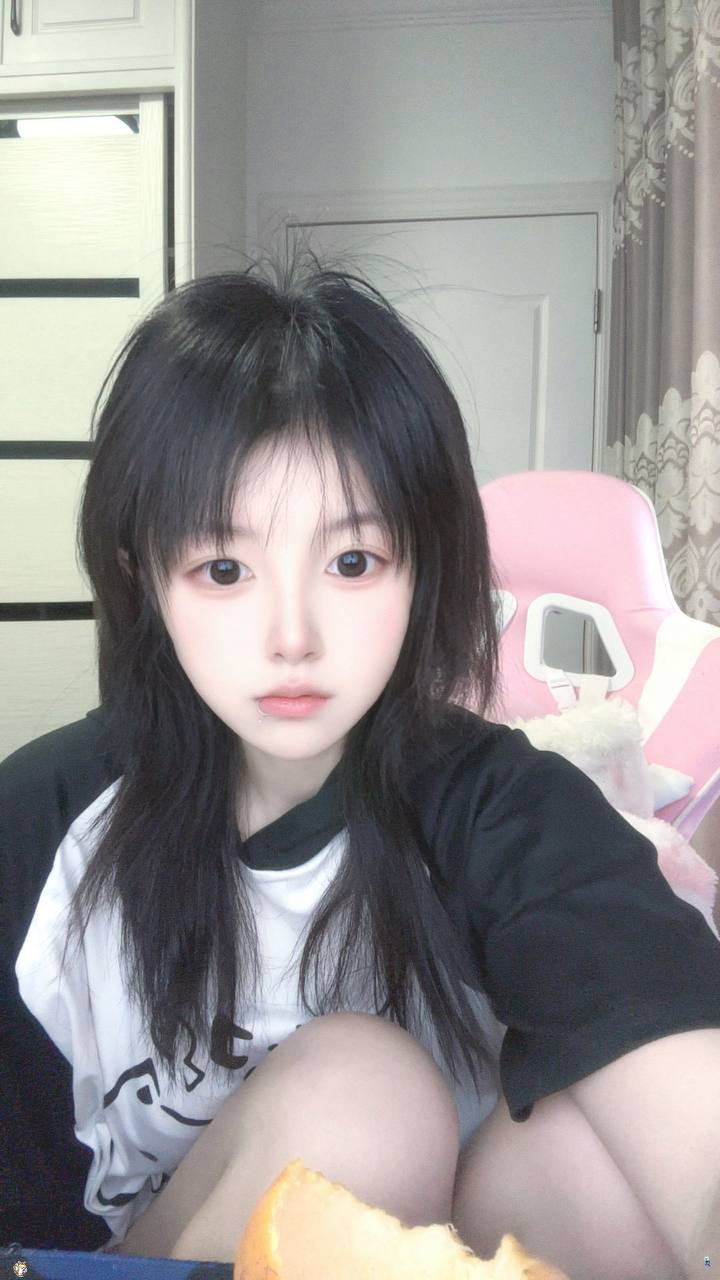 推特极品颜值身材的学生妹自拍，这奶子真不小，颜值高身材极品，简直人间极品