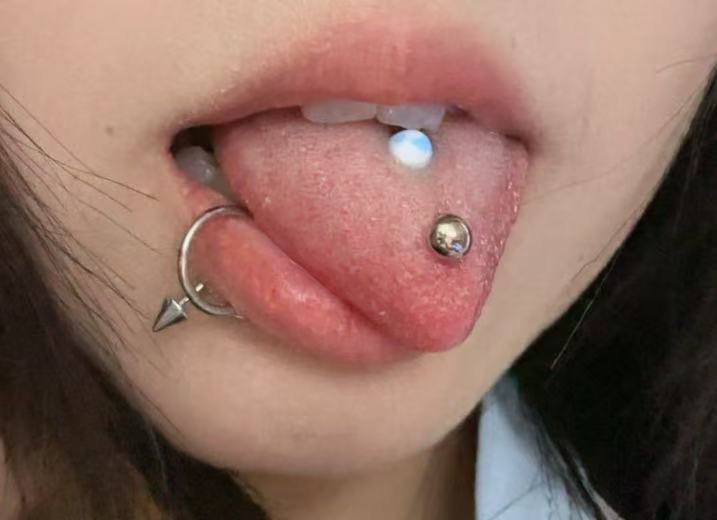 推特极品颜值身材的学生妹自拍，这奶子真不小，颜值高身材极品，简直人间极品