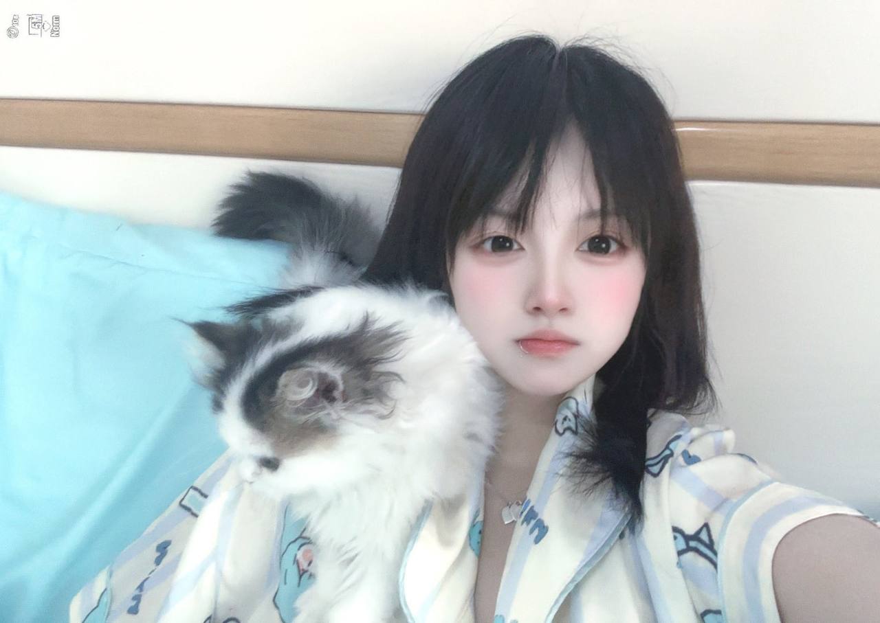 推特极品颜值身材的学生妹自拍，这奶子真不小，颜值高身材极品，简直人间极品