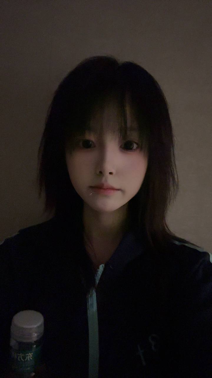 推特极品颜值身材的学生妹自拍，这奶子真不小，颜值高身材极品，简直人间极品