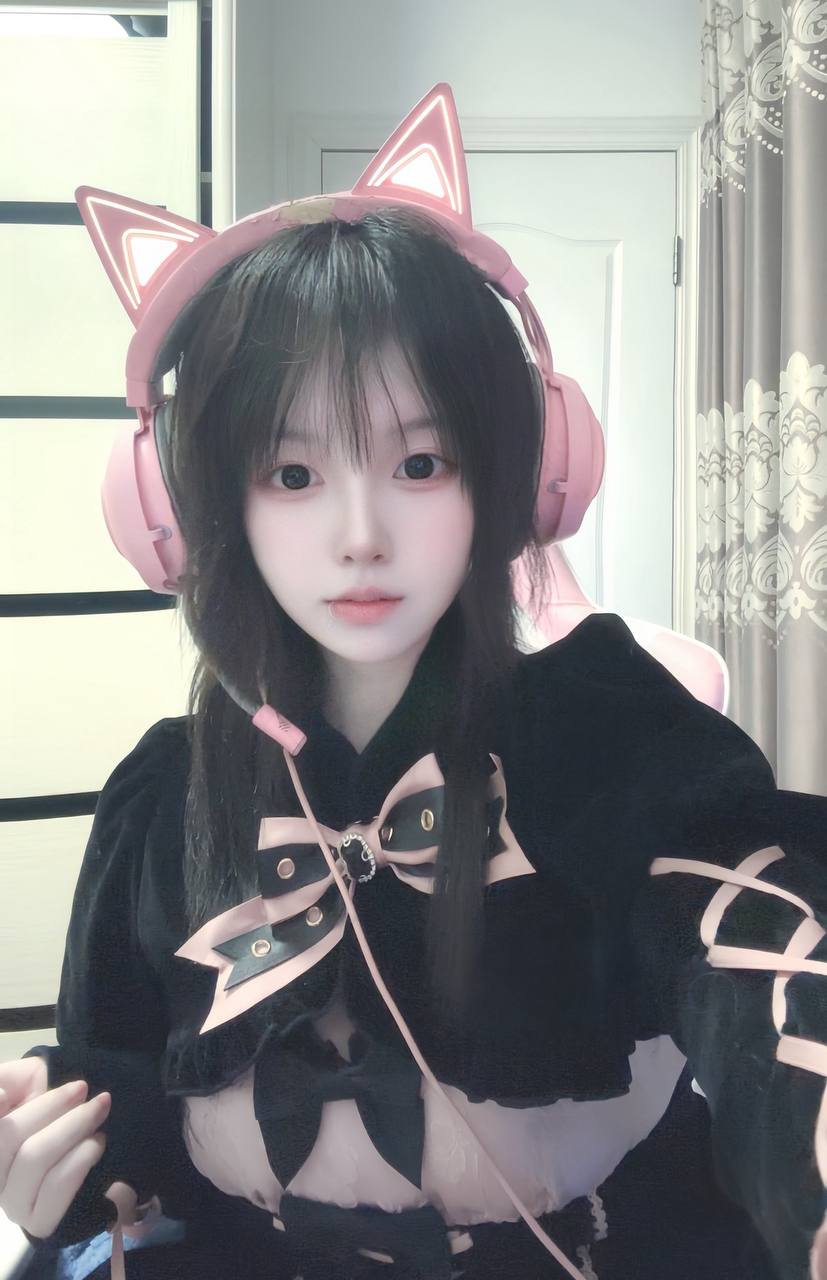 推特极品颜值身材的学生妹自拍，这奶子真不小，颜值高身材极品，简直人间极品