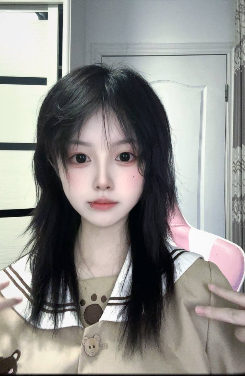 推特极品颜值身材的学生妹自拍，这奶子真不小，颜值高身材极品，简直人间极品