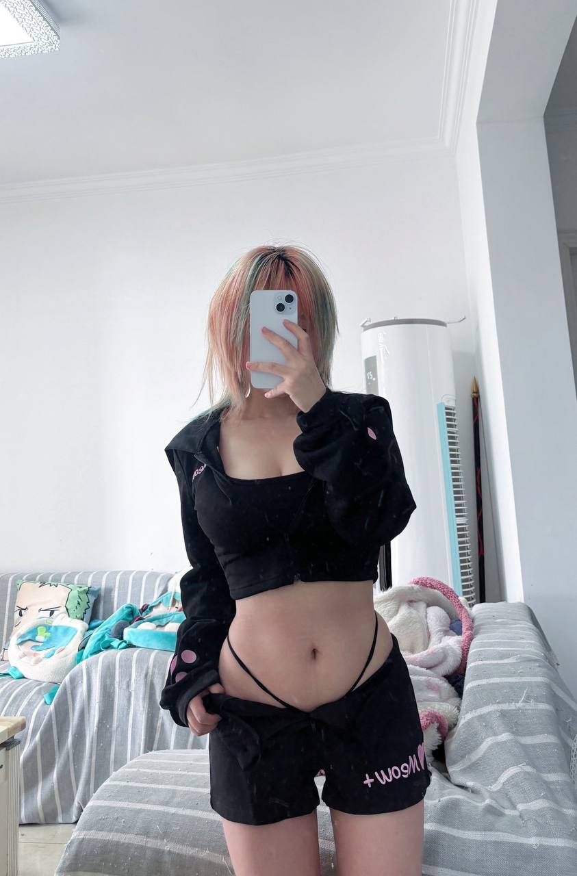 推特极品颜值身材的学生妹自拍，这奶子真不小，颜值高身材极品，简直人间极品