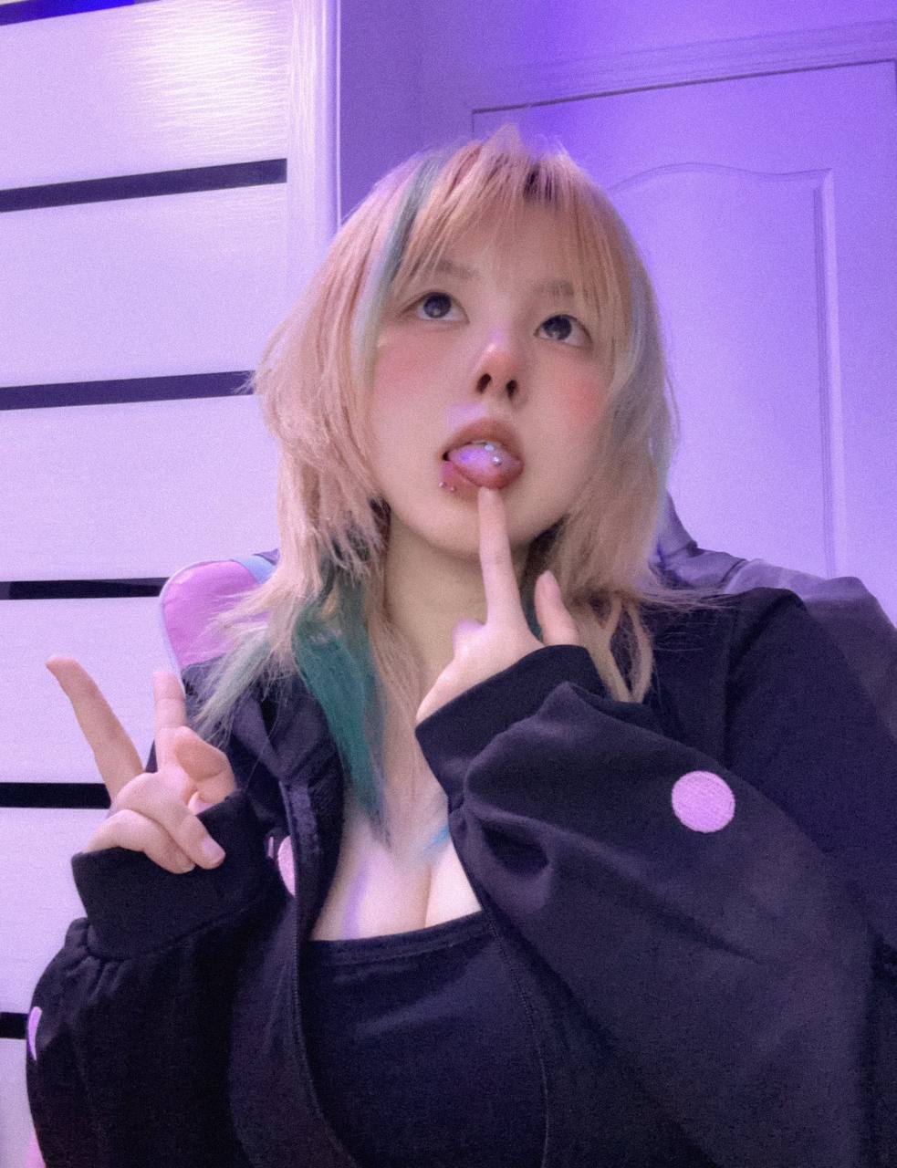 推特极品颜值身材的学生妹自拍，这奶子真不小，颜值高身材极品，简直人间极品