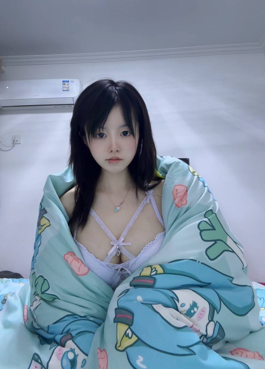 推特极品颜值身材的学生妹自拍，这奶子真不小，颜值高身材极品，简直人间极品