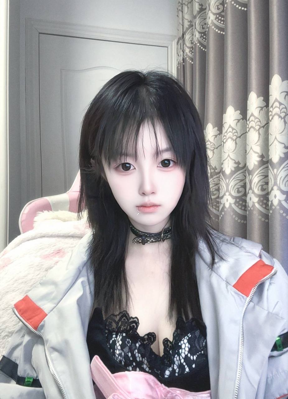 推特极品颜值身材的学生妹自拍，这奶子真不小，颜值高身材极品，简直人间极品