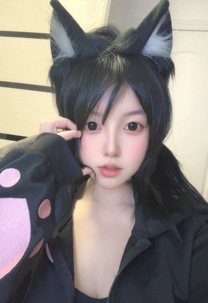 推特极品颜值身材的学生妹自拍，这奶子真不小，颜值高身材极品，简直人间极品