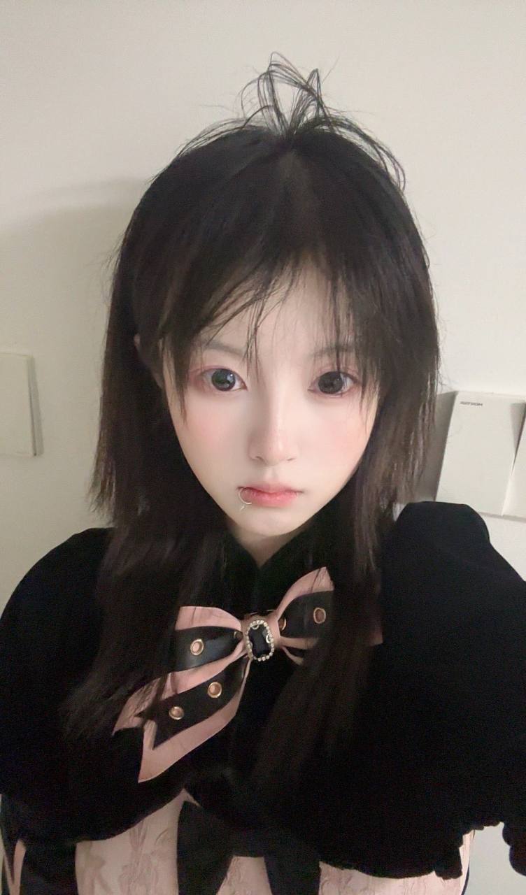 推特极品颜值身材的学生妹自拍，这奶子真不小，颜值高身材极品，简直人间极品