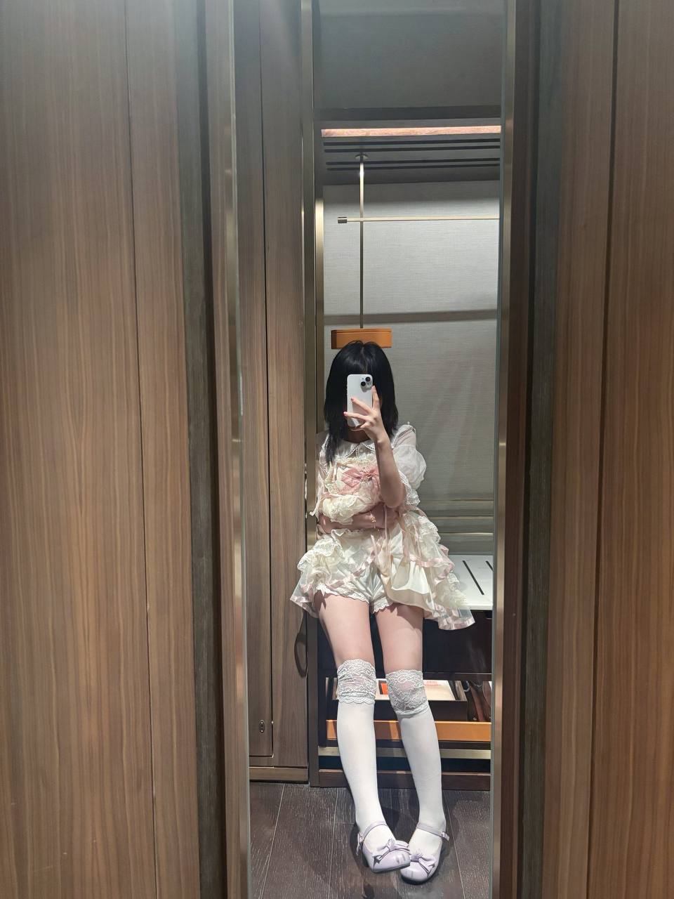 推特极品颜值身材的学生妹自拍，这奶子真不小，颜值高身材极品，简直人间极品