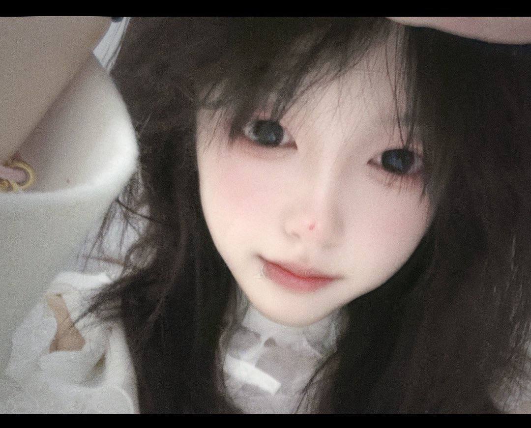 推特极品颜值身材的学生妹自拍，这奶子真不小，颜值高身材极品，简直人间极品