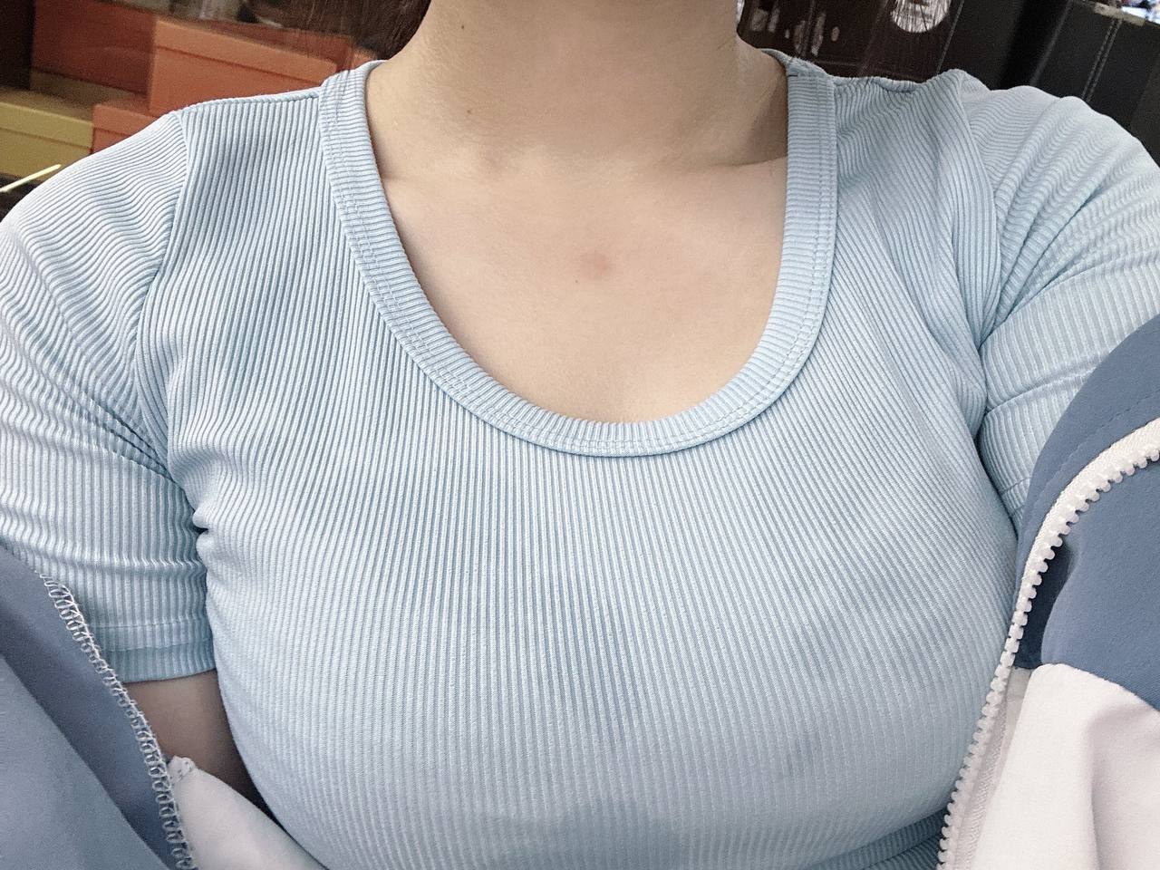 推特极品颜值身材的学生妹自拍，这奶子真不小，颜值高身材极品，简直人间极品