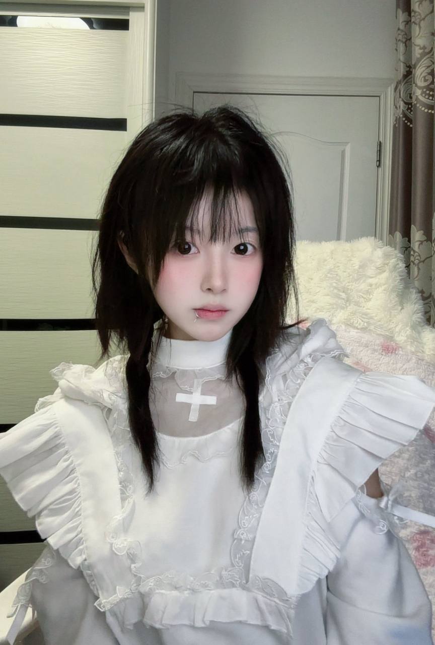 推特极品颜值身材的学生妹自拍，这奶子真不小，颜值高身材极品，简直人间极品