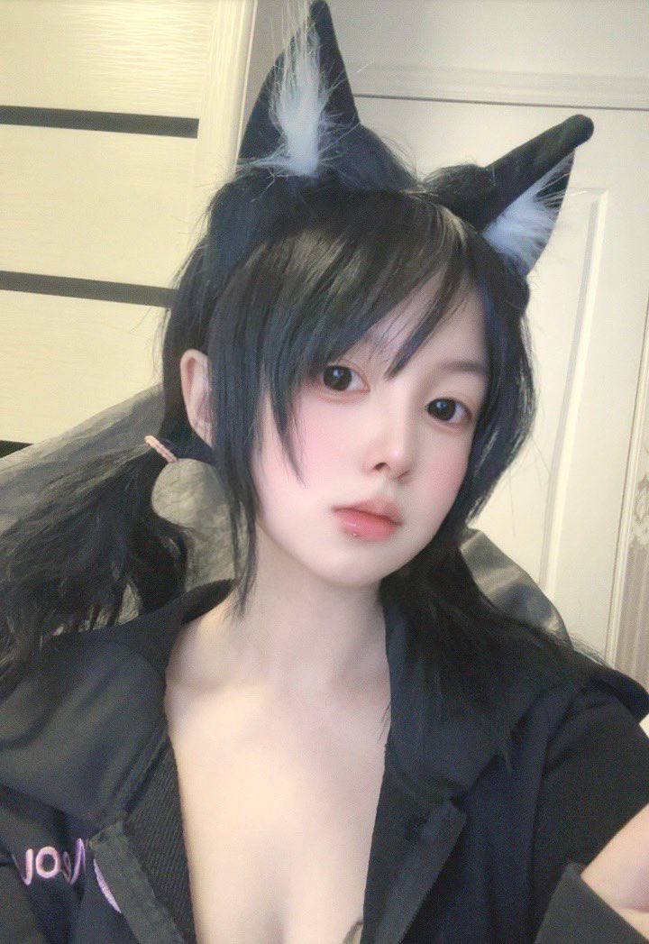 推特极品颜值身材的学生妹自拍，这奶子真不小，颜值高身材极品，简直人间极品